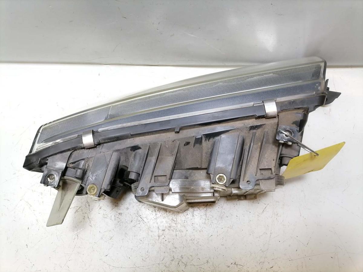 Skoda Fabia 1 6Y original Scheinwerfer vorn links Halogen Schwarzer Hintergrund Bj.2003